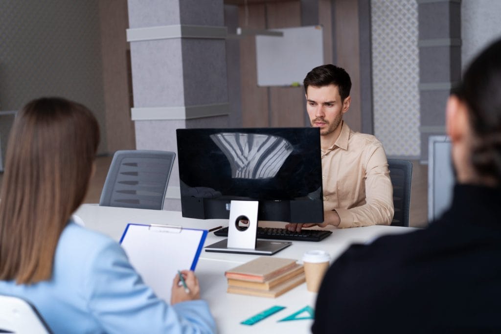 How Registration and De-Registration Services Help Expats Stay Compliant